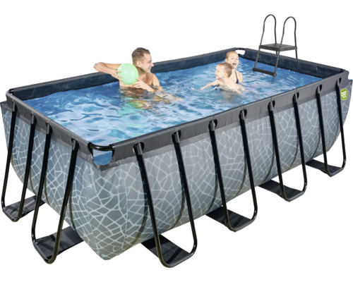 Piscine tubulaire rectangulaire avec famille et échelle