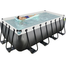 Piscine hors-sol rectangulaire avec un garçon sur un matelas pneumatique dans l''eau