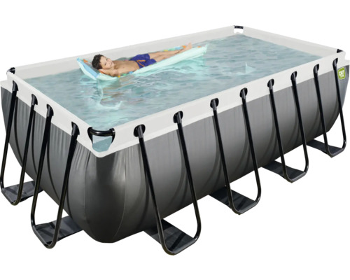 Piscine hors-sol rectangulaire avec un garçon sur un matelas pneumatique dans l''eau