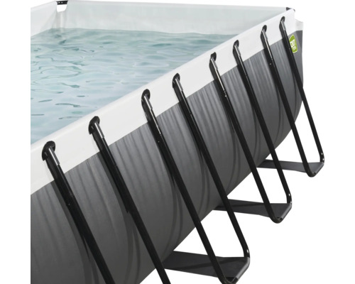 Vue détaillée d''une piscine tubulaire avec de l''eau et un cadre en acier