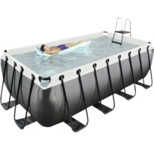 Piscine tubulaire rectangulaire avec échelle et personne sur un matelas pneumatique