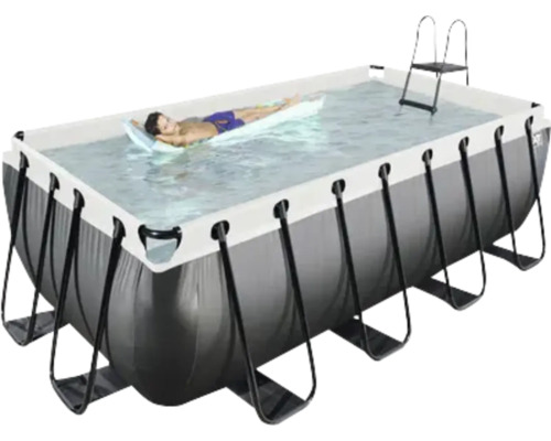 Piscine tubulaire rectangulaire avec échelle et personne sur un matelas pneumatique