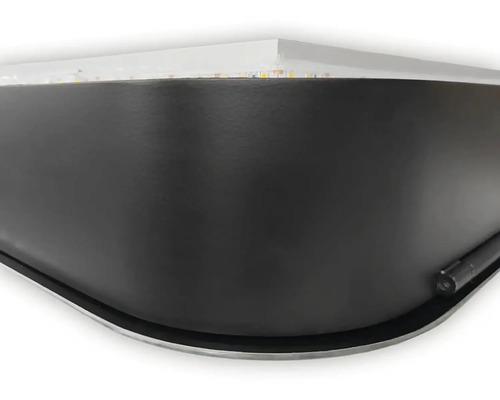 Vue détaillée d''un couvercle d''aquarium noir avec éclairage