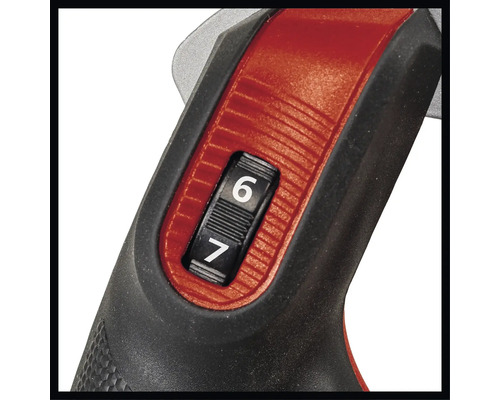 Gros plan d'une scie sauteuse avec un régulateur de vitesse réglé sur sept.