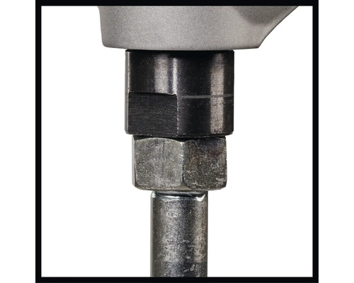 Gros plan d'une clé avec vis et écrous