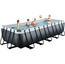 Piscine tubulaire rectangulaire avec famille dans l''eau