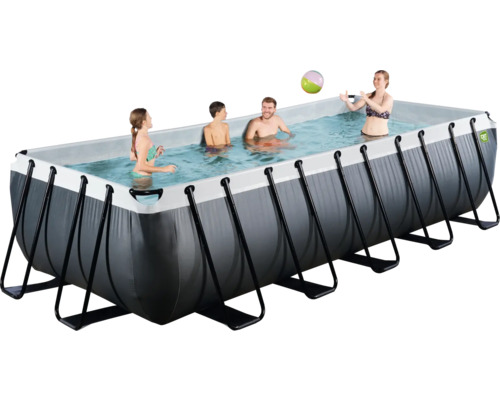 Piscine tubulaire rectangulaire avec famille dans l''eau