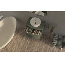 Vue de dessus d''une salle de bain avec baignoire, meuble-lavabo avec système de tiroirs ouverts et chaise