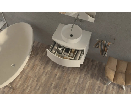 Salle de bains avec baignoire, meuble-lavabo et chaise en vue plongeante