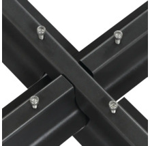 Vue détaillée d''un assemblage croisé noir de bordures de gazon, fixé par des vis