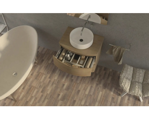 Vue de dessus d''une salle de bains avec baignoire, meuble-lavabo avec tiroir ouvert, miroir, serviette et fauteuil