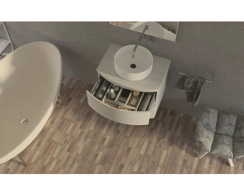 Vue d''une salle de bains avec baignoire, meuble-lavabo avec tiroir ouvert, serviette et fauteuil