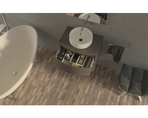 Badezimmer mit freistehender Badewanne, Waschtisch mit Schublade, Aufsatzwaschbecken und Handtuchhalter