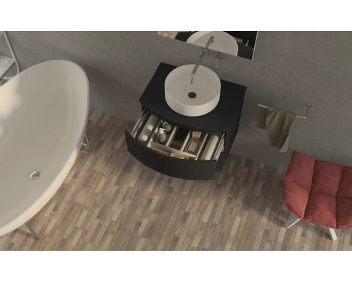 Vue de dessus d''une salle de bains avec baignoire, meuble-lavabo à tiroir, serviette et fauteuil