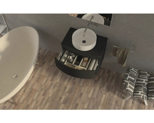 Salle de bains avec baignoire, meuble-lavabo avec tiroir ouvert et siège