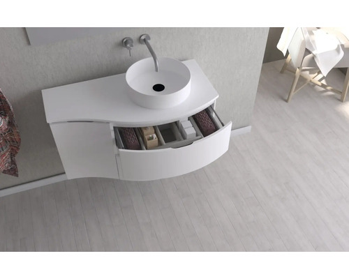 Salle de bains moderne avec lavabo et meuble bas ouvert