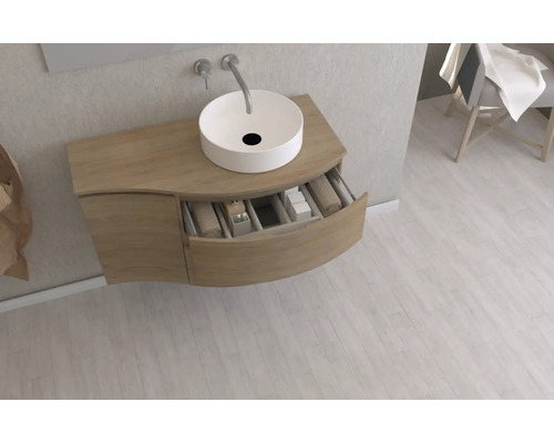 Meuble-lavabo avec tiroir ouvert, vasque à poser et robinetterie dans la salle de bains