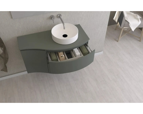 Salle de bains moderne avec meuble-lavabo, vasque à poser et tiroir ouvert pour ranger les accessoires de bain