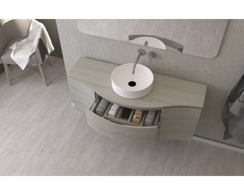 Badezimmer mit Waschtischunterschrank, Aufsatzwaschbecken, Armatur und Spiegel