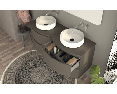 Salle de bain avec meuble sous-lavabo, deux vasques à poser et tiroir ouvert avec serviettes