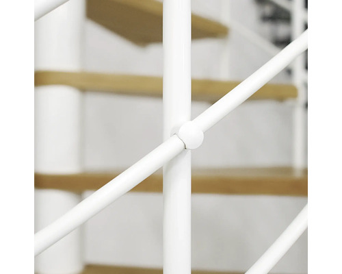Detailaufnahme einer weißen Wendeltreppe mit Holzstufen