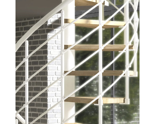 Detailansicht einer Wendeltreppe mit Holzstufen und weißem Geländer