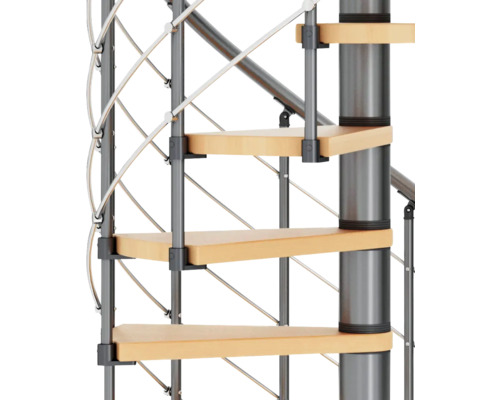 Detailansicht einer Wendeltreppe mit Holzstufen und Metallgeländer