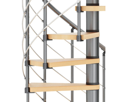 Detailaufnahme einer Wendeltreppe mit Holzstufen und Metallgeländer