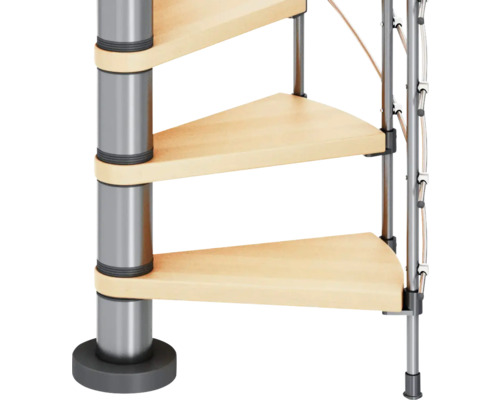Detail einer Spindeltreppe mit Holzstufen und Metallstruktur