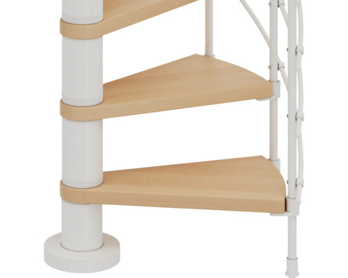 Detail einer Wendeltreppe mit Holzstufen und weißem Geländer.