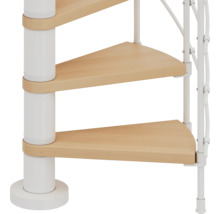 Detailansicht einer Wendeltreppe mit Holzstufen und weißem Metallgeländer.