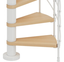Detailansicht einer Wendeltreppe mit Holzstufen und weißem Geländer