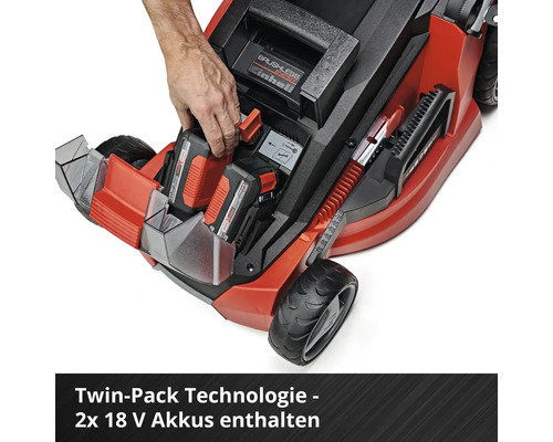 Einhell Akku-Rasenmäher mit zwei 18-Volt-Akkus im Einsatz