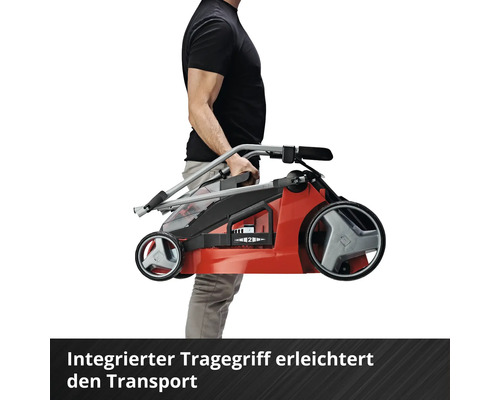 Zusammengeklappter Rasenmäher wird von Person getragen