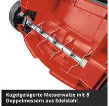 Detailaufnahme einer Rasenlüfterwalze mit acht Doppelmessern aus Edelstahl