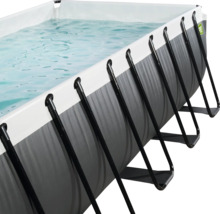 Detailansicht eines rechteckigen Pools mit Stahlrahmen und Wasserfüllung