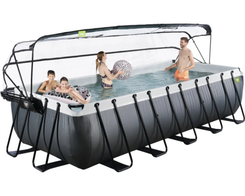 Piscine rectangulaire avec toit et famille dans l''eau.