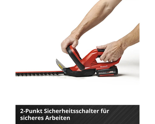 Akkubetriebene Heckenschere in Benutzung mit Zweihandbedienung