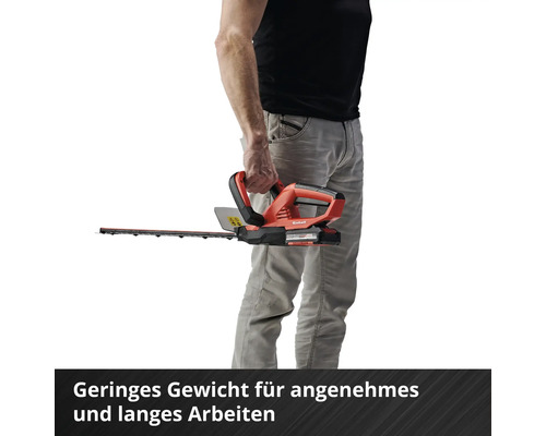 Eine Person hält eine Einhell Akku-Heckenschere.