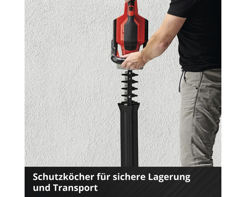 Person hält eine Akku-Stielheckenschere mit Transportschutzhülle