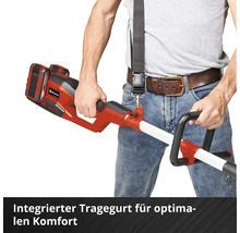Ein Mann hält einen Rasentrimmer mit Tragegurt der Marke Einhell.