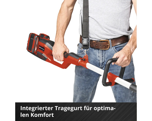Ein Mann hält einen Rasentrimmer mit Tragegurt der Marke Einhell.