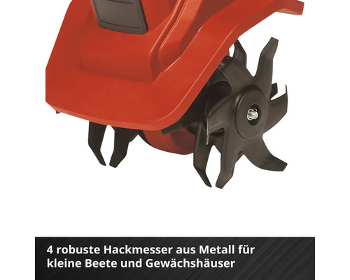 Detailaufnahme der Metallhackmesser einer Gartenfräse