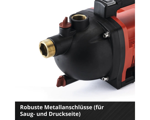 Detailaufnahme einer Gartenpumpe mit Metallanschlüssen