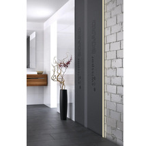 Salle de bain moderne avec panneau Swissspor, lavabo et carrelage de sol gris