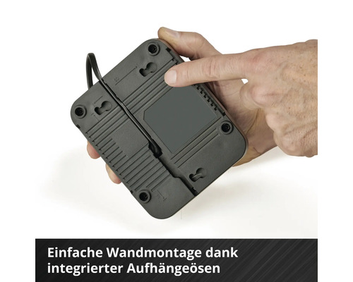 Person zeigt die integrierten Aufhängeösen zur einfachen Wandmontage