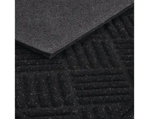 Detailansicht einer Fußmatte mit Rillenstruktur und einem Rückseitenausschnitt zur Ansicht der Materialbeschaffenheit.