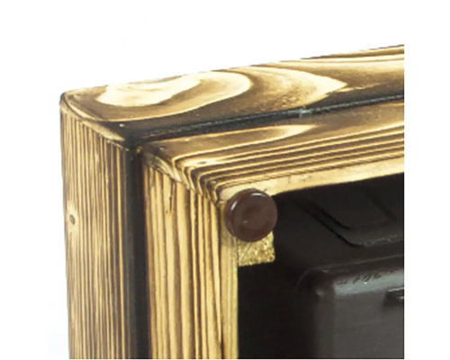 Detailaufnahme eines Holzregals mit braunem Knopf