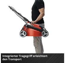 Mann trägt Rasenmäher mit integriertem Tragegriff