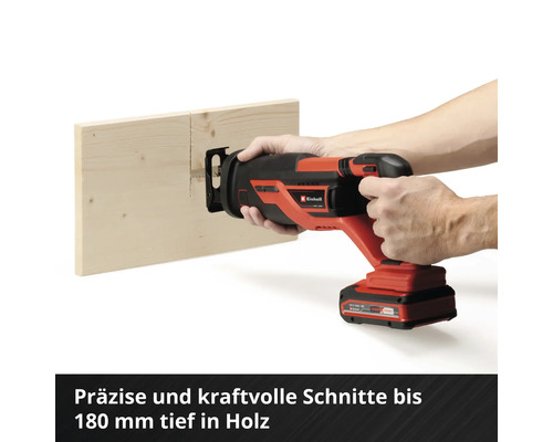 Einhand-Säbelsäge beim Sägen eines Holzbretts